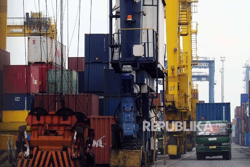 Kendaraan berjalan usai melakukan bongkar muat di Jakarta International Container Terminal (JICT), Jakarta, Selasa (12/1).