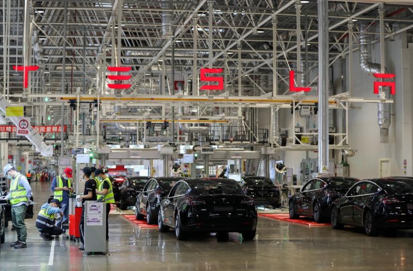 Kendaraan berjejer di pabrik Tesla di Shanghai, Cina beberapa waktu lalu. Tesla meresmikan oprasinya di Malaysia, Kamis (20/7/2023).