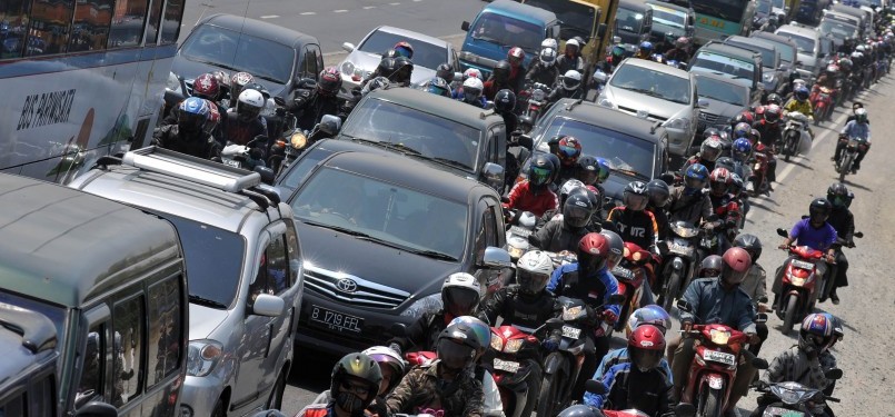 Kendaraan berjubel di salah satu ruas jalan Indramayu-Losarang, Jawa Barat, Ahad (4/9). Mulai Ahad dini hari puncak arus balik sudah terjadi di Pantura dengan padatnya kendaraan di beberapa titik kemacetan.