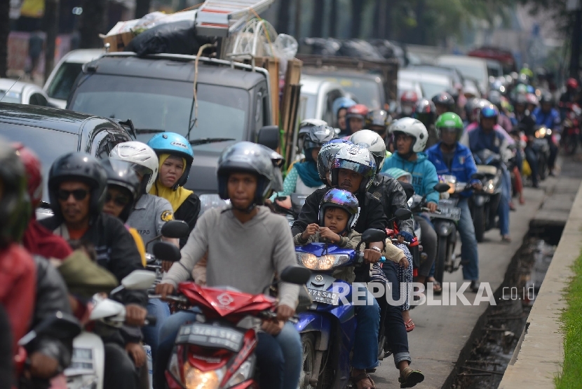 Kendaraan bermotor berbondong-bondong menuju Kebun Binatang Ragunan di Jalan Harsono RM, Jakarta, Jumat (6/5). Republika/Raisan Al Farisi