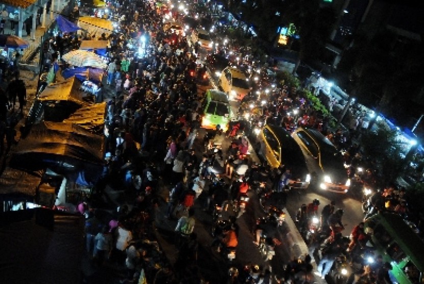  Kendaraan bermotor dan warga memadati Jalan Kapten Muslihat di pusat Kota Bogor, Jawa Barat, Ahad (27/7).