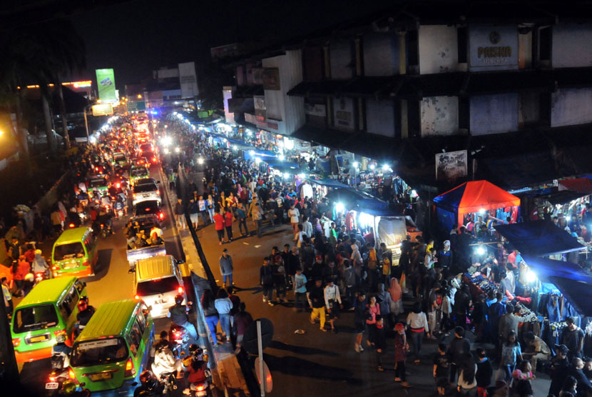  Kendaraan bermotor dan warga yang berjalan kaki memadati Kota Bogor. Ilustrasi.