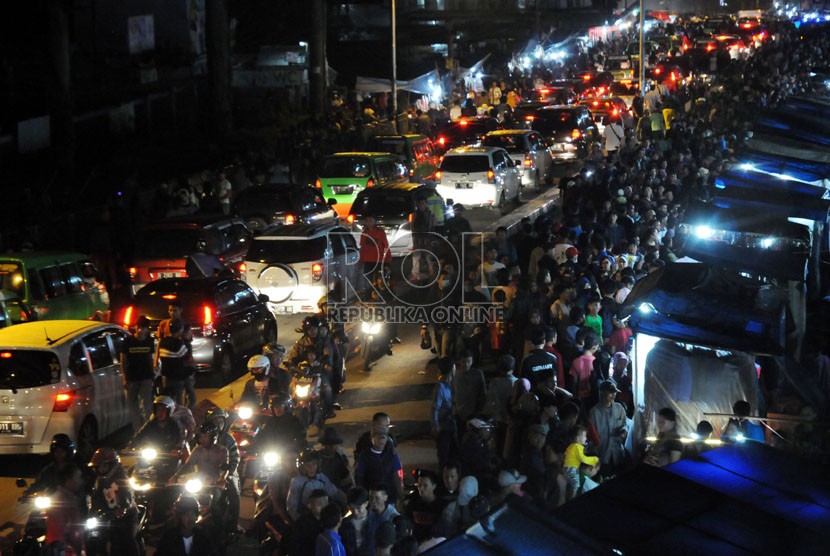  Kendaraan bermotor dan warga yang berjalan kaki memadati Jalan Kapten Muslihat di pusat Kota Bogor, Jawa Barat, Ahad (27/7). (Republika/Aditya Pradana Putra)