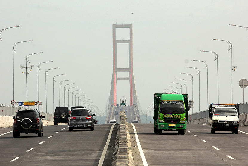 17 Kepala Daerah di Jatim Dilantik Hari Ini. Kendaraan bermotor melaju di Jembatan Suramadu, Surabaya, Jawa Timur. (ilustrasi)