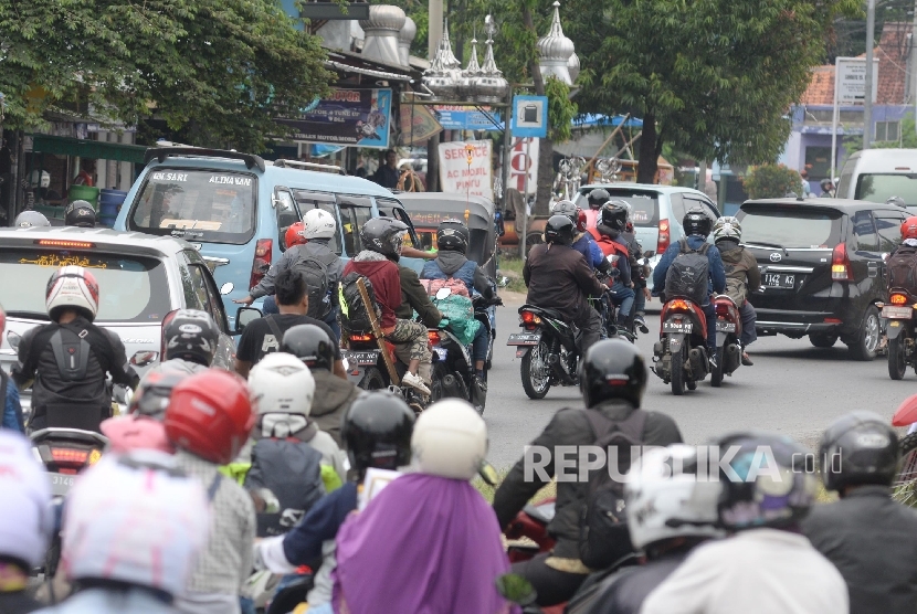  Kendaraan bermotor melintas di Bundaran Kedaung, Cirebon, Jabar, Jumat (23/6). 