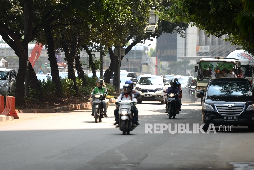 Kendaraan bermotor melintas di ruas Jalan Jenderal Sudirman, Jakarta, Selasa (19/4). (Republika/Wihdan)