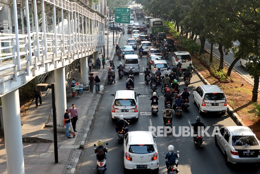  Kendaraan bermotor melintas di ruas Jalan Sudirman, Jakarta Pusat, Kamis (7/9).