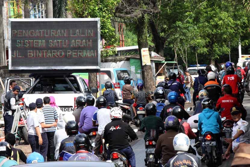  Kendaraan bermotor melintas ketika diberlakukan sistem satu arah di Pintu Perlintasan KA Pesanggerahan, Bintaro, Jakarta Selatan, Senin (23/12). (Republika/Yasin Habibi)