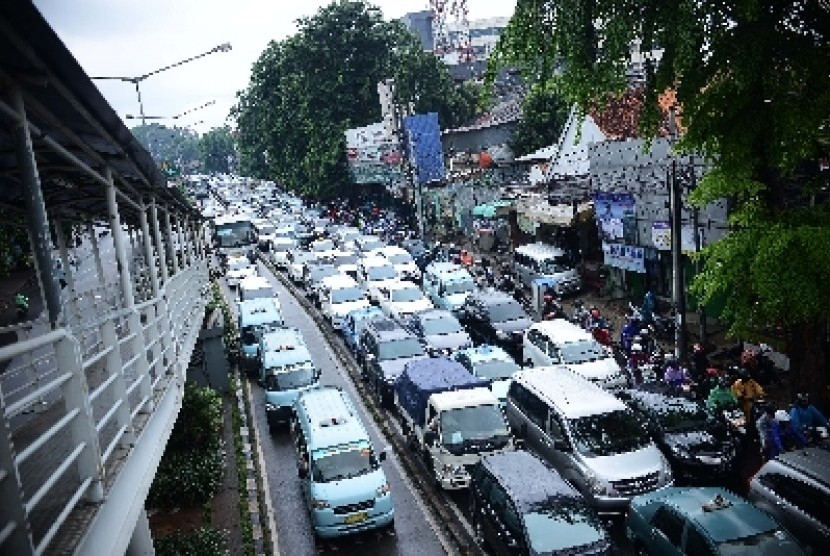 Kendaraan bermotor memenuhi Jalan Otista, Jakarta Timur, Selasa (13/1). 