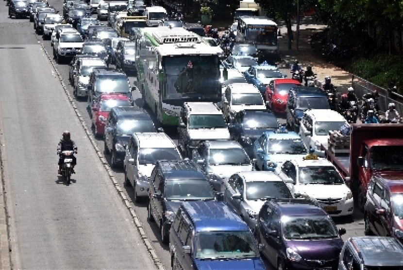 Kendaraan bermotor menumpuk di Jalan Gatot Subroto, Jakarta Selatan, Senin (5/12). 