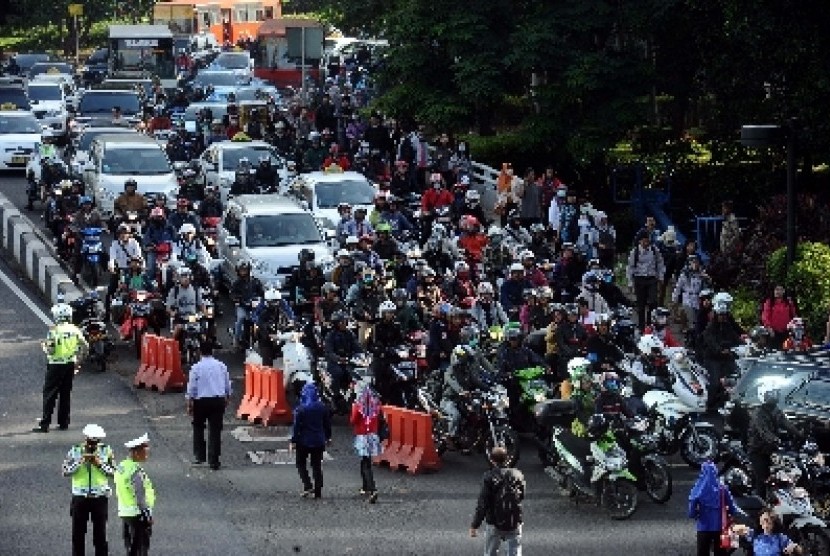  Kendaraan bermotor terjebak kemacetan saat akan berangkat kerja di kawasan JL MH Tahmrin, Jakarta, Rabu (22/4).