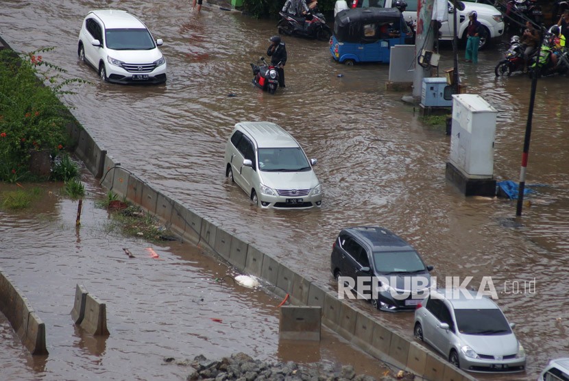 Heavy rain triggers floods in Kelapa Gading area , Jakarta, on Thursday (Feb 15). 