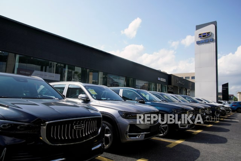 Kendaraan dan logo Geely terlihat di dealer mobil di Shanghai, Tiongkok, 17 Agustus 2021.