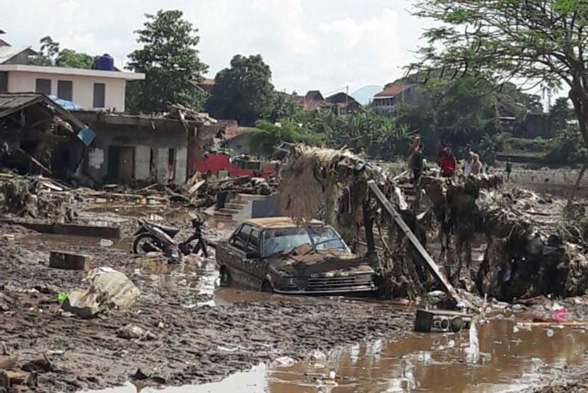 Kendaraan dan rumah tersapu banjir bandang Garut