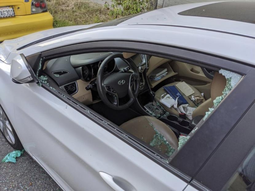 Kendaraan dengan jendela yang hancur setelah dijarah di Los Angeles, 21 Mei.