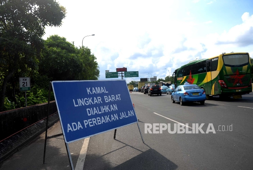 Kendaraan dialihkan ke ruas bawah Jalan Tol Sedyatmo, Jakarta Utara, Rabu (13/1).  ( Republika/ Wihdan )