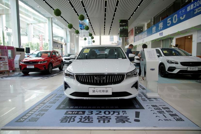 Mobil Geely dipajang di sebuah dealer mobil di Shanghai, China 17 Agustus 2021.