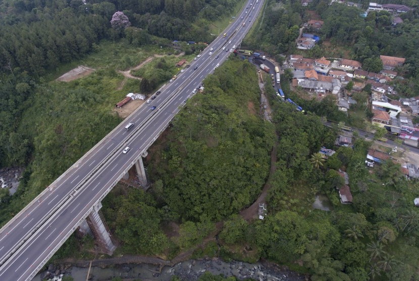 Jembatan Cisomang, yang masih dalam perbaikan dan tidak bisa dilalui kendaraan berat.