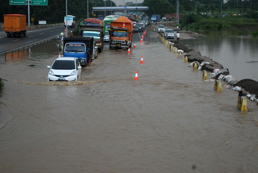  Kendaraan harus ektra hati-hati melintasi banjir yang menggenangi Tol Tangerang-Merak arah Jakarta di KM 38 di Balaraja, Kabupaten Tangerang, Banten, Rabu (22/1).