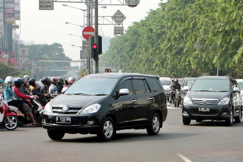   Kendaraan Innova hitam yang membawa Gubernur DKI Jakarta Joko Widodo tanpa pengawalan (Voorijder) saat melintas di Kawasan Kemayoran, Jakarta, Selasa (16/12).   (Dhoni Setiawan/Antara)