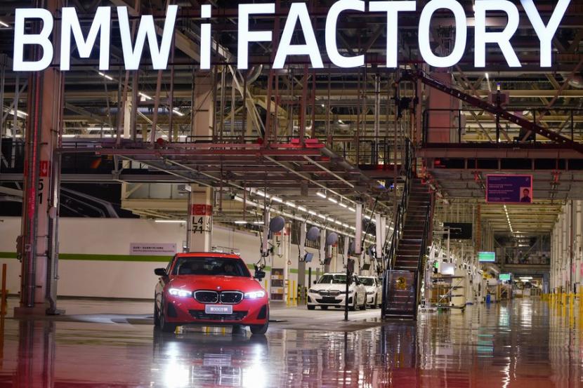 Kendaraan ke-5 juta BMW Brilliance Automotive Ltd (BBA) terlihat di pabrik yang berlokasi Distrik Tiexi Shenyang, Provinsi Liaoning, China timur laut, pada Februari 2023.