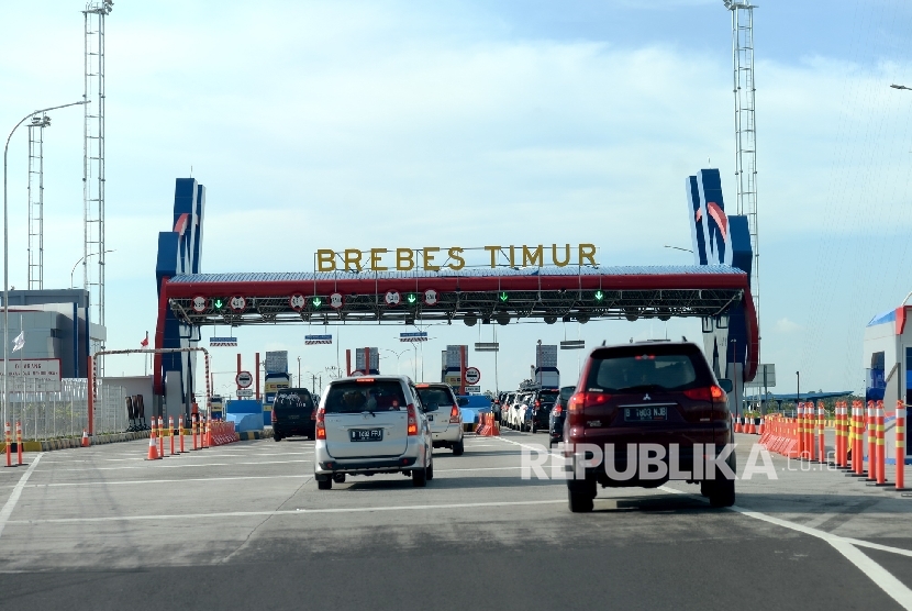 Kendaraan keluar dari gerbang tol Brebes Timur, Brebes , Jawa Tengah, Kamis (30/6). (Republika/Wihdan)