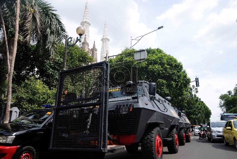 Kendaraan lapis baja berjaga di depan Gereja Katedral saat Petugas Kepolisian melakukan penyisiran di Jakarta, Kamis (24/12).