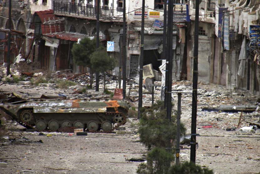 Kendaraan lapis baja milik pasukan pendukung Presiden Bashar yang hancur di kota Homs, Suriah, Ahad (9/3).  (Reuters/Thaer Al Khalidiya)