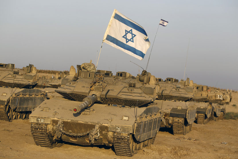 Kendaraan lapis baja pasukan Israel.