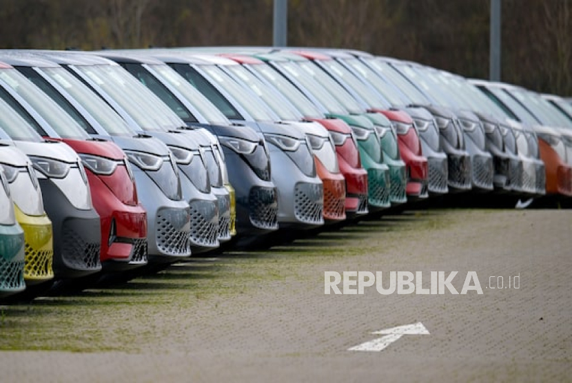 Kendaraan listrik Buzz berjejer di pabrik perusahaan di Hanover, Jerman, 17 Desember 2024. 