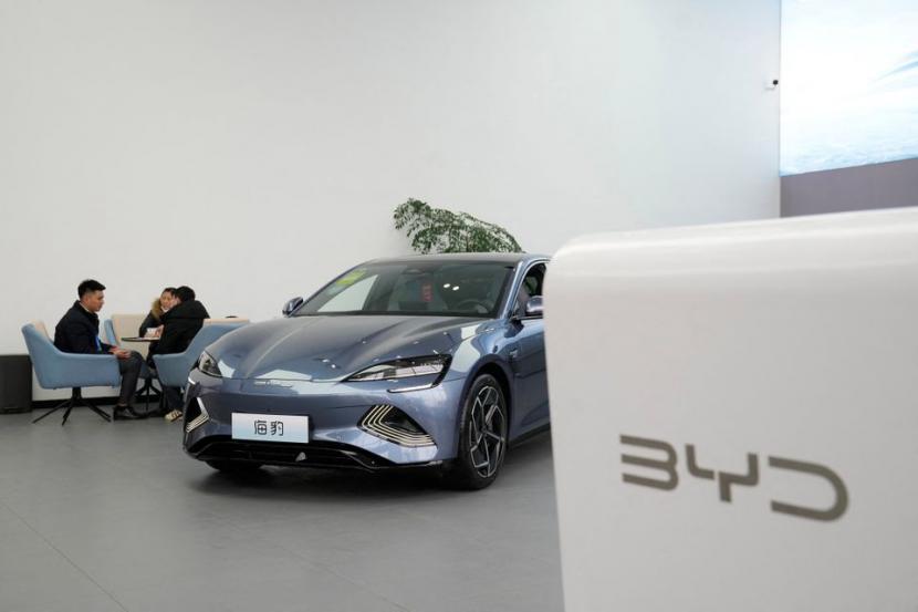 Kendaraan listrik (EV) BYD Seal ditampilkan di dealer mobil di Shanghai, China, 3 Februari 2023. 
