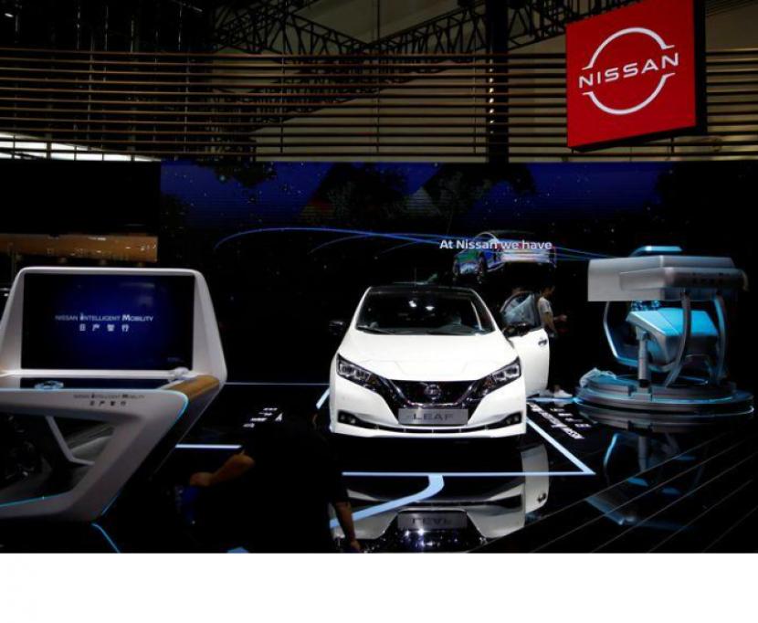Kendaraan listrik Nissan (EV) Leaf tampak hadir di booth Nissan pada Beijing International Automotyive Exhibition di Beijing 27 September. 