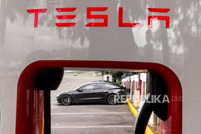 Kendaraan listrik Tesla menggunakan stasiun pengisian daya super Tesla di Union City, New Jersey, AS, 23 Juli 2024. 