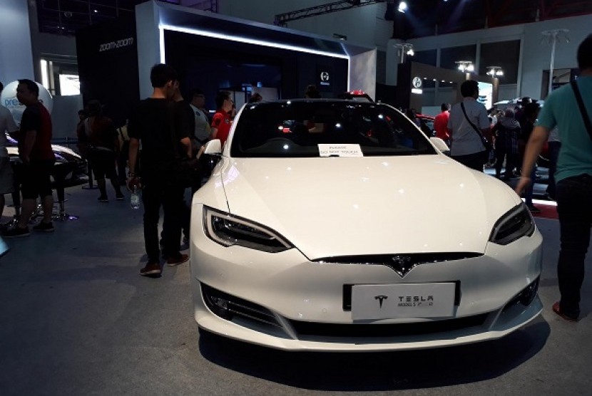 Kendaraan listrik Tesla Model S P100D dijual di bawah Importir Mobil Mewah, Prestige Image Motorcars dengan harga Rp 4,4 miliar.