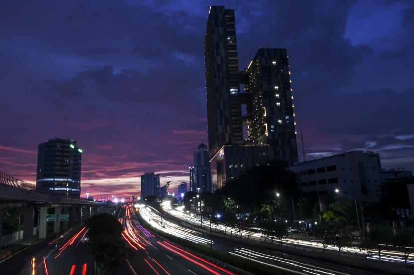 Kendaraan melaju di antara gedung bertingkat di kawasan Pancoran, Jakarta, Sabtu (20/3/2021). Organisasi Kerja Sama dan Pembangunan Ekonomi atau OECD memperkirakan pertumbuhan ekonomi Indonesia sepanjang 2021 akan mencapai 4,9 persen, prediksi ini naik dari ramalan sebelumnya yang hanya 4 persen.