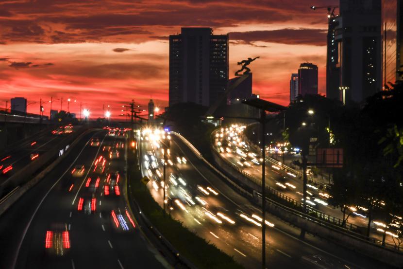 Kendaraan melaju di antara gedung bertingkat di kawasan Pancoran, Jakarta, Sabtu (20/3). BPS mencatat ekonomi kuartal I 2021 tercatat kontraksi 0,74 persen. 