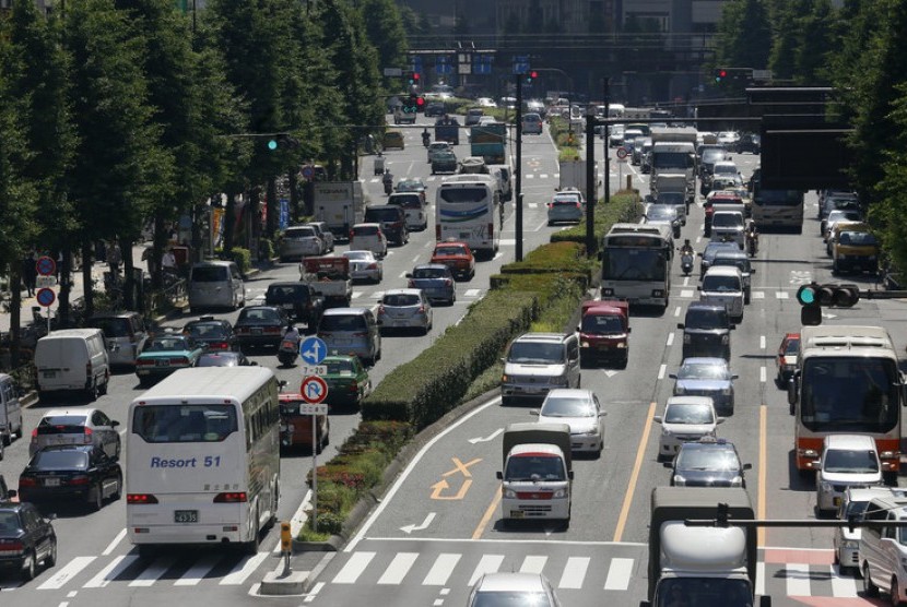 Kendaraan melaju di jalan raya Tokyo, Jepang. Batas kecepatan truk akan dinaikkan menjadi di atas 80 km/jam.
