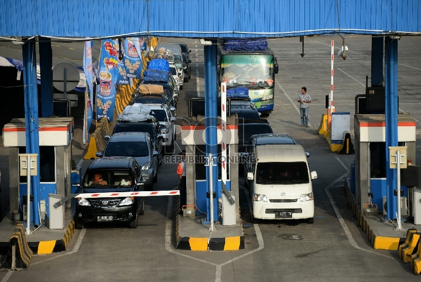  Kendaraan melakukan pembayaran untuk menaiki kapal roro di loket Pelabuhan Merak ,Banten, Jumat (10/7).
