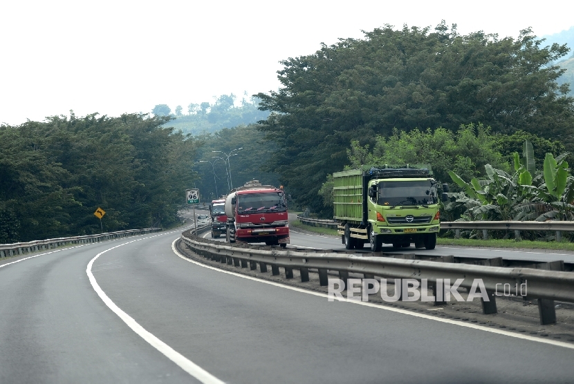 Kendaraan melewati ruas tol Tangerang-Merak, Banten. ilustrasi (Republika/Wihdan)