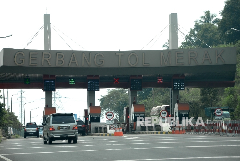Kendaraan melewati ruas tol Tangerang-Merak, Banten, Senin (20/6). (Republika/Wihdan)
