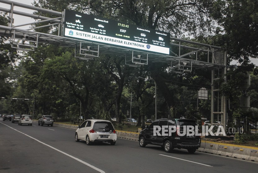 Kendaraan melintas di bawah alat electronic road pricing (ERP) di Jalan Medan Merdeka Barat, Jakarta, Senin (12/11/2018).