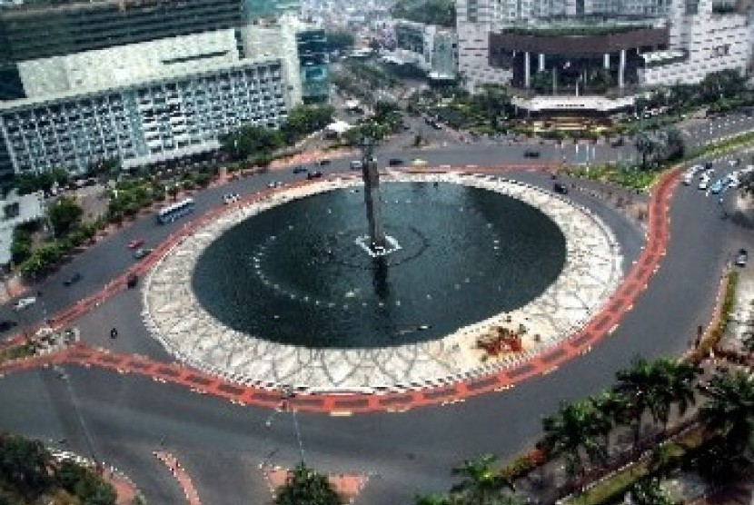 Kendaraan melintas di Bundaran Hotel Indonesia (HI), Jakarta. ilustrasi