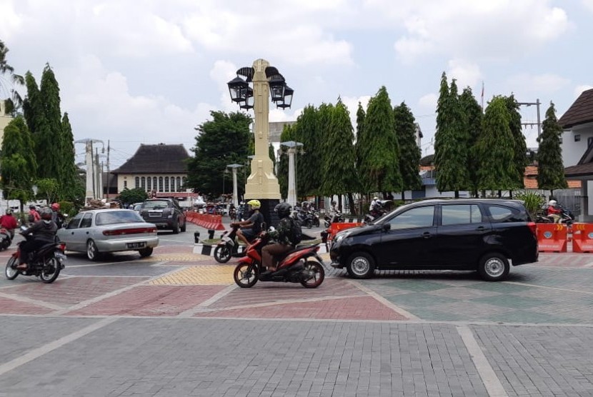 Kendaraan melintas di bundaran Tugu Pemandengan Jalan Jenderal Sudirman di depan Balai Kota Solo. 