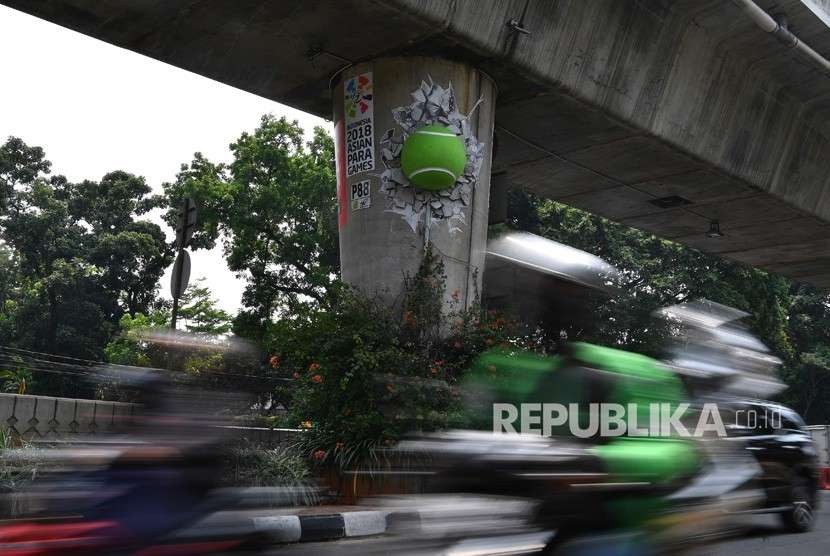 Kendaraan melintas di dekat instalasi sosialisasi Asian Para Games 2018, jembatan layang non tol Antasari, Jakarta Selatan, Selasa (24/9). 