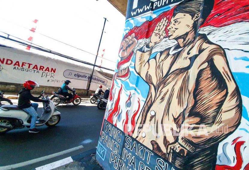 Kendaraan melintas di dekat mural Jenderal Sudirman, kawasan Cipulir, Jakarta, Senin (16/8/2021). Mural tersebut untuk menyambut Hari Ulang Tahun (HUT) ke-76 RI. 