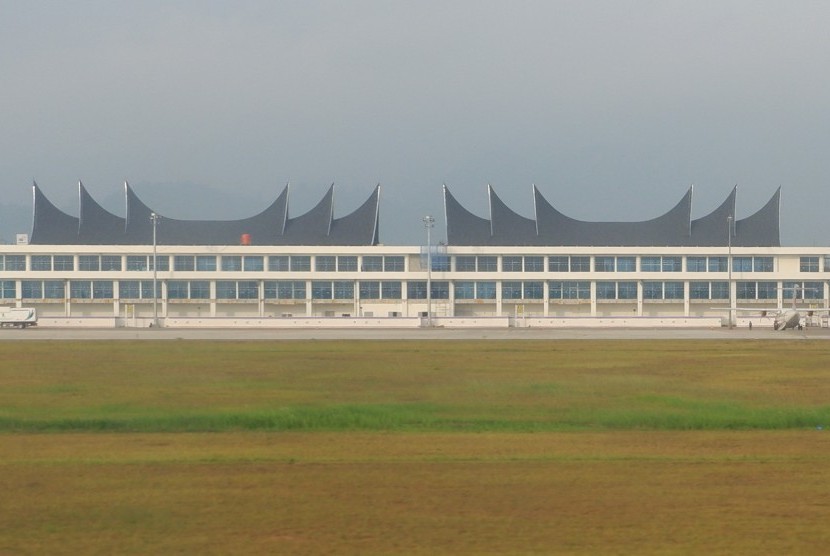 Kendaraan melintas di dekat proyek pembangunan terminal baru di Bandara Internasional Minangkabau (BIM), Padangpariaman, Sumatera Barat, Jumat (30/8/2019).(Antara/Iggoy el Fitra)