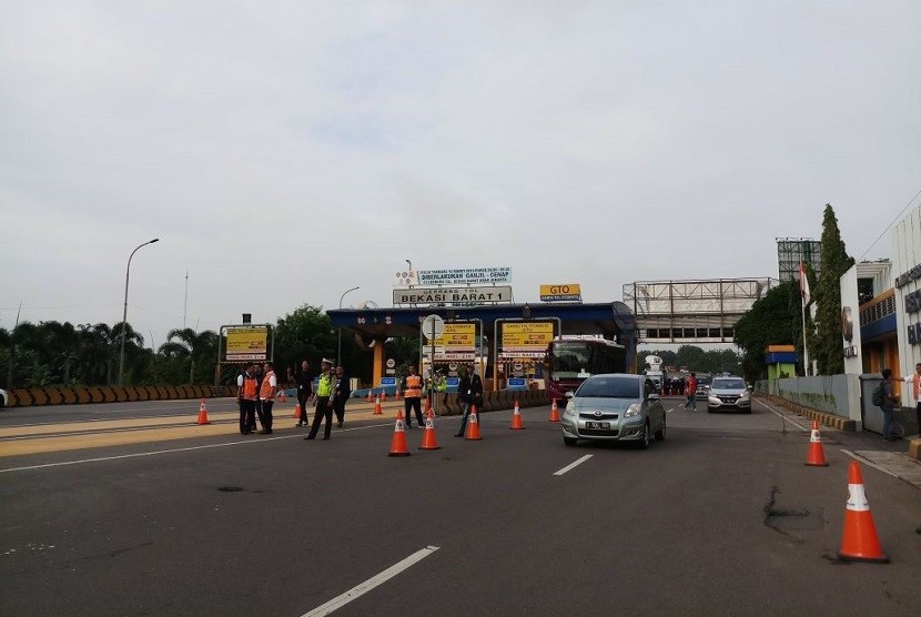 Kendaraan melintas di gerbang tol Bekasi Barat 1 pada saat hari pertama penerapan aturan ganji-genap di Jalan Tol Cikampek, Senin (11/3).