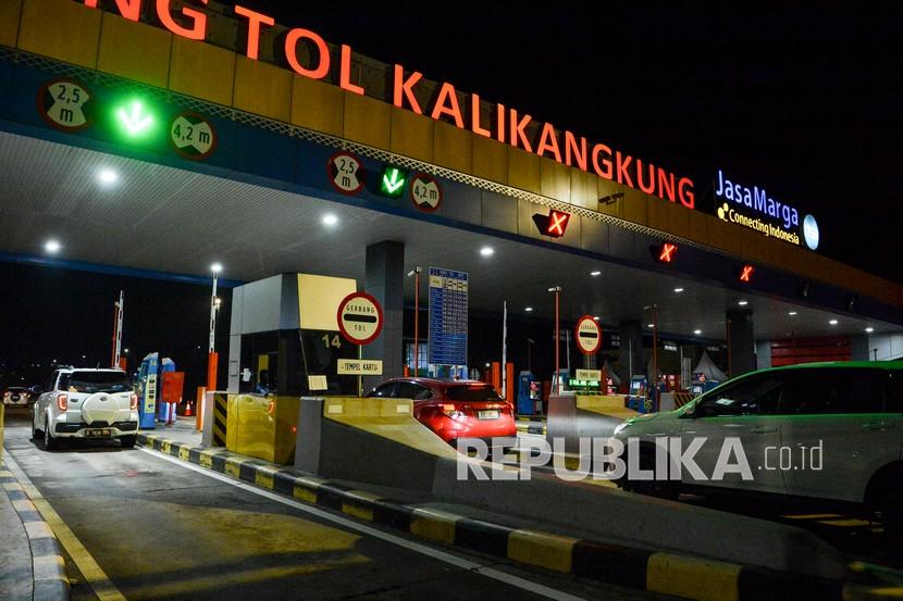 Kendaraan melintas di Gerbang Tol Kalikangkung, Semarang, Jawa Tengah, Kamis (6/5/2021) dini hari. Jumlah pemudik masuk Semarang tahun ini diprediksi lebih banyak dari tahun kemarin. Ilustrasi.