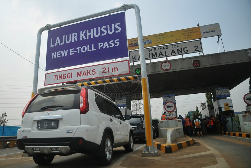 Kendaraan melintas di gerbang tol Kalimalang II usai peluncuran dan uji coba sistem e-toll pass generasi terbaru, Jumat (3/10). (Republika/Prayogi).