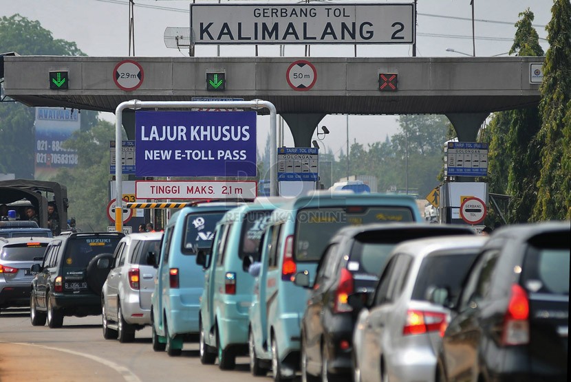 Kendaraan melintas di gerbang tol Kalimalang II (Republika/Prayogi).